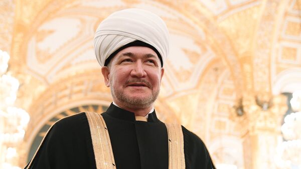 Председатель Совета муфтиев России Равиль Гайнутдин перед началом ежегодного послания президента РФ Владимира Путина Федеральному Собранию в Кремле Председатель Совета муфтиев России Равиль Гайнутдин перед началом ежегодного послания президента РФ Владимира Путина Федеральному Собранию в Кремле