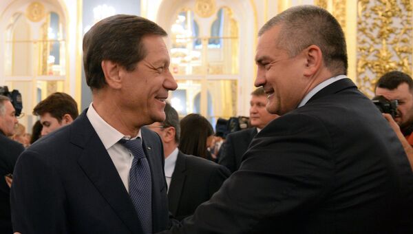 Первый заместитель председателя Госдумы РФ Александр Жуков и глава Республики Крым Сергей Аксёнов перед началом ежегодного послания президента РФ Владимира Путина Федеральному Собранию в Кремле Первый заместитель председателя Госдумы РФ Александр Жуков и глава Республики Крым Сергей Аксёнов перед началом ежегодного послания президента РФ Владимира Путина Федеральному Собранию в Кремле