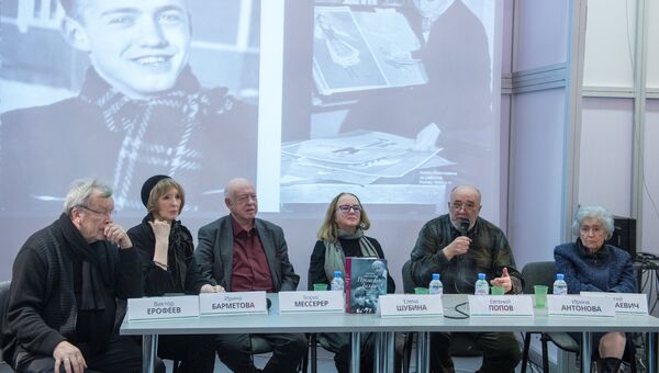 Виктор Ерофеев, Ирина Барметова, Борис Мессерер, Елена Шубина, Евгений Попов, Ирина Антонова на международной ярмарке интеллектуальной литературы non/fictio№18 в ЦДХ на Крымском валу в Москве Виктор Ерофеев, Ирина Барметова, Борис Мессерер, Елена Шубина, Евгений Попов, Ирина Антонова на международной ярмарке интеллектуальной литературы non/fictio№18 в ЦДХ на Крымском валу в Москве