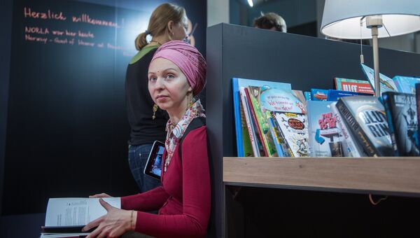 Посетители на международной ярмарке интеллектуальной литературы non/fictio№18 в ЦДХ на Крымском валу в Москве Посетители на международной ярмарке интеллектуальной литературы non/fictio№18 в ЦДХ на Крымском валу в Москве