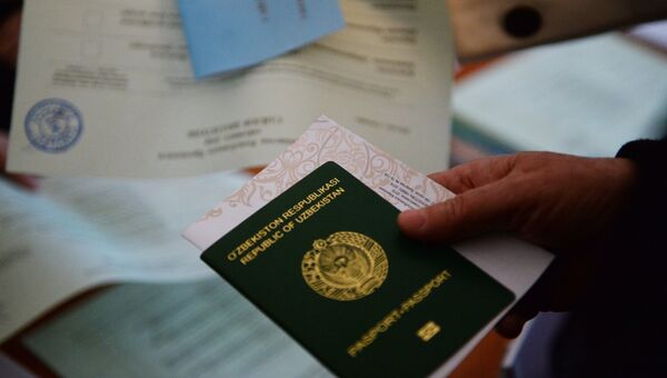 Паспорт и бланк в руках избирателя во время выборов президента Узбекистана Паспорт и бланк в руках избирателя во время выборов президента Узбекистана