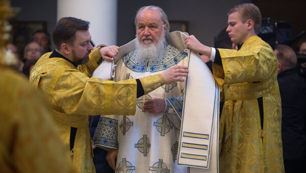 Патриарх Московский и всея Руси Кирилл перед началом службы в Троицком кафедральном соборе при Русском духовно-культурном центре в рамках своего визита в Париж Патриарх Московский и всея Руси Кирилл перед началом службы в Троицком кафедральном соборе при Русском духовно-культурном центре в рамках своего визита в Париж