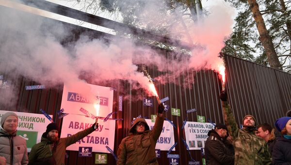 Участники митинга в Киеве с требованием отставки министра внутренних дел Украины Арсена Авакова Участники митинга в Киеве с требованием отставки министра внутренних дел Украины Арсена Авакова