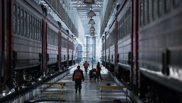 Рабочие в ремонтном депо в Омске. Архивное фото Рабочие в ремонтном депо в Омске. Архивное фото