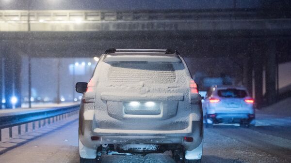 Автомобиль на Ярославском шоссе в Москве во время снегопада Автомобиль на Ярославском шоссе в Москве во время снегопада