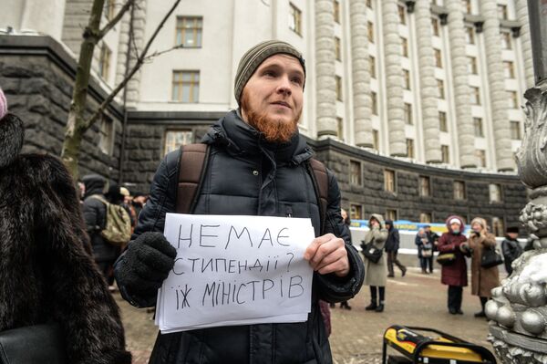 Участники акции профсоюзов за повышение социальных стандартов и снижение тарифов в Киеве. 8 декабря 2016 Участники акции профсоюзов за повышение социальных стандартов и снижение тарифов в Киеве. 8 декабря 2016
