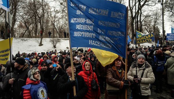 Участники акции профсоюзов за повышение социальных стандартов и снижение тарифов в Киеве. 8 декабря 2016 Участники акции профсоюзов за повышение социальных стандартов и снижение тарифов в Киеве. 8 декабря 2016