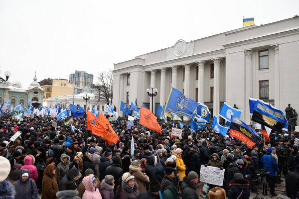 Участники акции профсоюзов за повышение социальных стандартов и снижение тарифов в Киеве. 8 декабря 2016 Участники акции профсоюзов за повышение социальных стандартов и снижение тарифов в Киеве. 8 декабря 2016