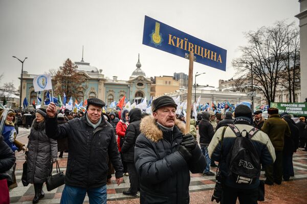 Участники акции профсоюзов за повышение социальных стандартов и снижение тарифов в Киеве. 8 декабря 2016 Участники акции профсоюзов за повышение социальных стандартов и снижение тарифов в Киеве. 8 декабря 2016