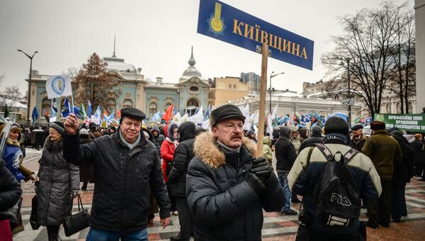 Участники акции профсоюзов за повышение социальных стандартов и снижение тарифов в Киеве. 8 декабря 2016 Участники акции профсоюзов за повышение социальных стандартов и снижение тарифов в Киеве. 8 декабря 2016