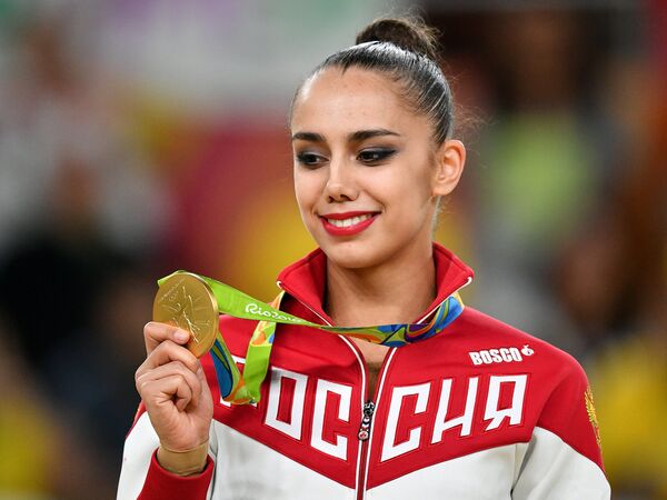 Маргарита Мамун (Россия), завоевавшая золотую медаль в индивидуальном многоборье по художественной гимнастике на XXXI летних Олимпийских играх, на церемонии награждения Маргарита Мамун (Россия), завоевавшая золотую медаль в индивидуальном многоборье по художественной гимнастике на XXXI летних Олимпийских играх, на церемонии награждения