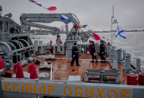Церемония подъема флага на корабле противоминной обороны Александр Обухов в Санкт-Петербурге Церемония подъема флага на корабле противоминной обороны Александр Обухов в Санкт-Петербурге