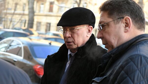 Бывший премьер Украины Никалай Азаров перед зданием Дорогомиловского суда Москвы Бывший премьер Украины Никалай Азаров перед зданием Дорогомиловского суда Москвы