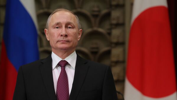 Президент РФ Владимир Путин во время церемонии подписания российско-японских документов по итогам встречи в Токио. 16 декабря 2016 Президент РФ Владимир Путин во время церемонии подписания российско-японских документов по итогам встречи в Токио. 16 декабря 2016