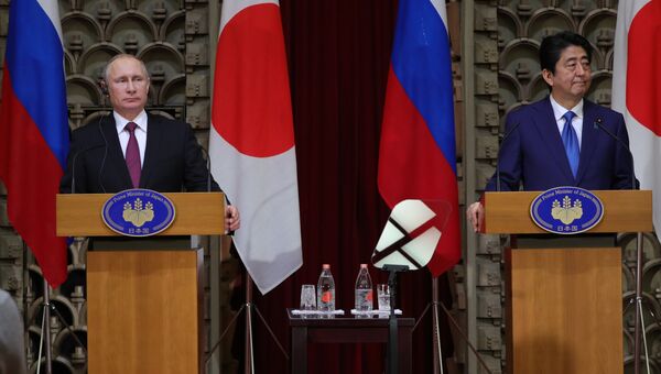 Президент РФ Владимир Путин и премьер-министр Японии Синдзо Абэ во время совместной пресс-конференции по итогам встречи в Токио. 16 декабря 2016 Президент РФ Владимир Путин и премьер-министр Японии Синдзо Абэ во время совместной пресс-конференции по итогам встречи в Токио. 16 декабря 2016
