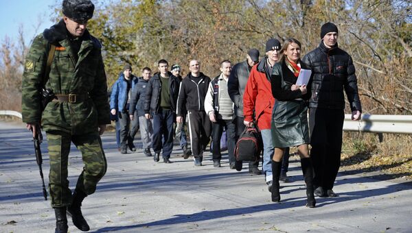 Военнопленные во время процедуры обмена между Луганской и Донецкой народными республиками и Киевом по формуле 9 на 11 у города Счастье Луганской области. Архивное фото Военнопленные во время процедуры обмена между Луганской и Донецкой народными республиками и Киевом по формуле 9 на 11 у города Счастье Луганской области. Архивное фото