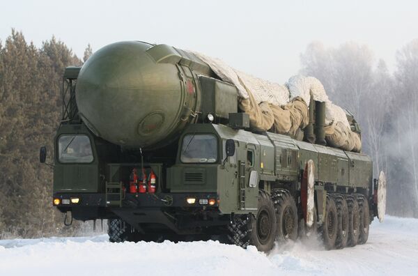 Ракетный комплекс Тополь движется на пункт постоянной дислокации в ракетных войсках стратегического назначения ЦВО Ракетный комплекс Тополь движется на пункт постоянной дислокации в ракетных войсках стратегического назначения ЦВО
