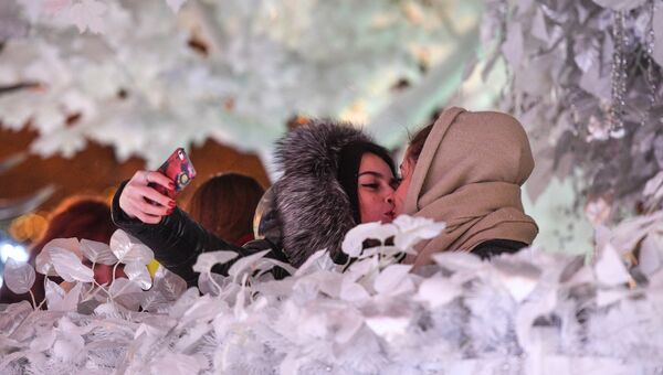 Жители на Пушкинской площади в Москве, где открылся фестиваль Путешествие в Рождество Жители на Пушкинской площади в Москве, где открылся фестиваль Путешествие в Рождество