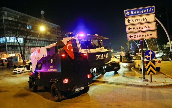 Турецкая полиция в районе галереи в Анкаре, где было совершено нападение на посла России в Турции Андрея Карлова Турецкая полиция в районе галереи в Анкаре, где было совершено нападение на посла России в Турции Андрея Карлова