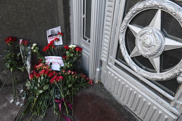 Цветы у здания министерства иностранных дел РФ в связи с гибелью посла России в Турции Андрея Карлова. 20 декабря 2016 Цветы у здания министерства иностранных дел РФ в связи с гибелью посла России в Турции Андрея Карлова. 20 декабря 2016