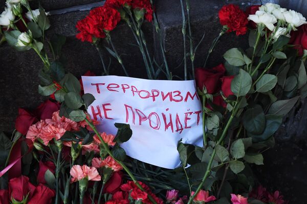 Цветы у здания министерства иностранных дел РФ в связи с гибелью посла России в Турции Андрея Карлова Цветы у здания министерства иностранных дел РФ в связи с гибелью посла России в Турции Андрея Карлова