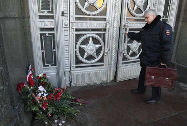 Цветы у здания министерства иностранных дел РФ в связи с гибелью посла России в Турции Андрея Карлова Цветы у здания министерства иностранных дел РФ в связи с гибелью посла России в Турции Андрея Карлова