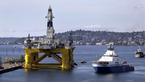 Буровая платформа для добычи нефти в Арктике в порту Сиэтла, США. Архивное фото Буровая платформа для добычи нефти в Арктике в порту Сиэтла, США. Архивное фото
