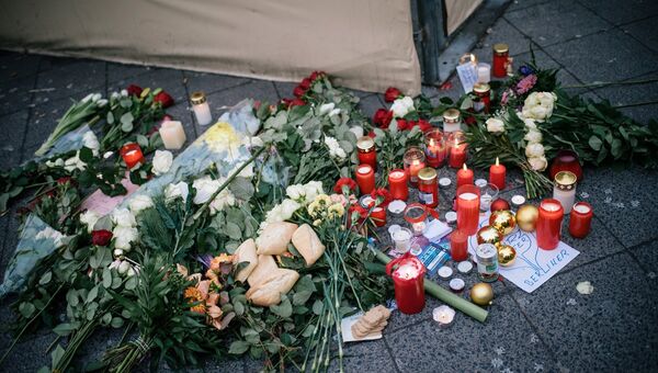 Цветы и свечи недалеко от места теракта в Берлине. 20 декабря 2016 Цветы и свечи недалеко от места теракта в Берлине. 20 декабря 2016