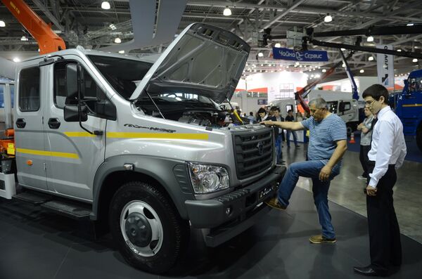 Посетители осматривают автомобиль ГАЗон Next Посетители осматривают автомобиль ГАЗон Next