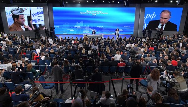 Президент РФ Владимир Путин на двенадцатой большой ежегодной пресс-конференции в Центре международной торговли на Красной Пресне. 23 декабря 2016 Президент РФ Владимир Путин на двенадцатой большой ежегодной пресс-конференции в Центре международной торговли на Красной Пресне. 23 декабря 2016