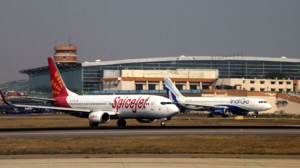 Самолеты авиакомпаний IndiGo и SpiceJetc в аэропорту имени Индиры Ганди в Дели. Архивное фото Самолеты авиакомпаний IndiGo и SpiceJetc в аэропорту имени Индиры Ганди в Дели. Архивное фото
