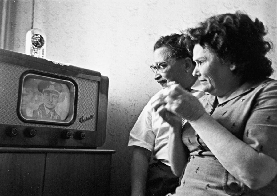 Родители летчика-космонавта СССР Валерия Федоровича Быковского смотрят репортаж о полете своего сына, командира корабля Восток-5 Родители летчика-космонавта СССР Валерия Федоровича Быковского смотрят репортаж о полете своего сына, командира корабля Восток-5