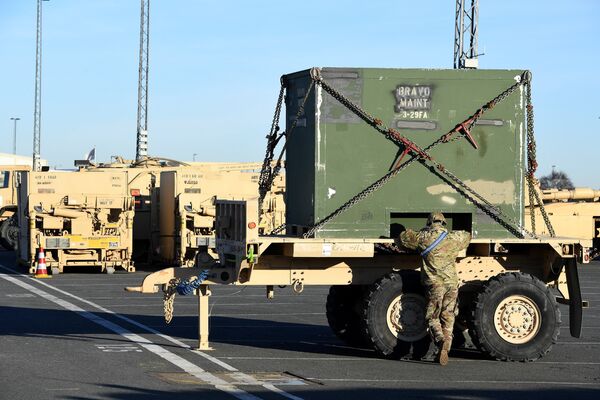 Разгрузка военной техники из США в немецком городе Бремерхафен. Январь 2017 года Разгрузка военной техники из США в немецком городе Бремерхафен. Январь 2017 года