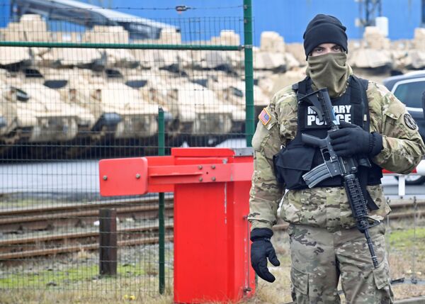 Разгрузка военной техники из США в немецком городе Бремерхафен. Январь 2017 года Разгрузка военной техники из США в немецком городе Бремерхафен. Январь 2017 года
