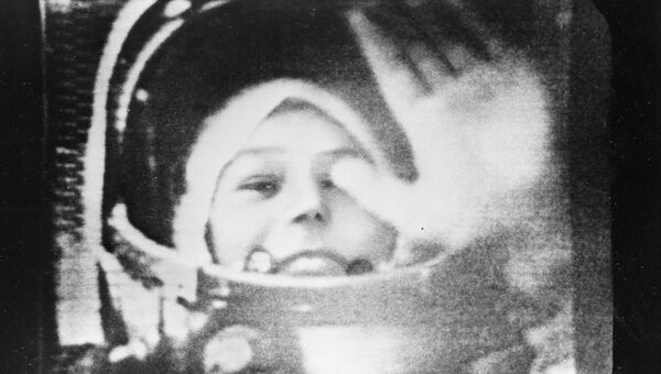 Летчик-космонавт Валентина Терешкова в кабине корабля Восток-6 Летчик-космонавт Валентина Терешкова в кабине корабля Восток-6