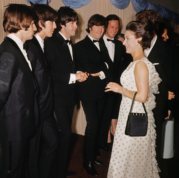 Участники группы The Beatles с принцессой Маргарет Участники группы The Beatles с принцессой Маргарет
