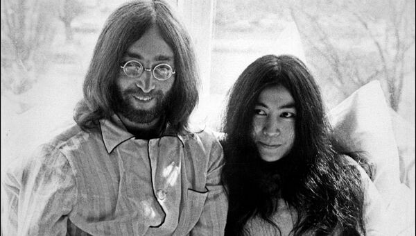 Участник группы The Beatles Джон Леннон и его жена Йоко Оно Участник группы The Beatles Джон Леннон и его жена Йоко Оно