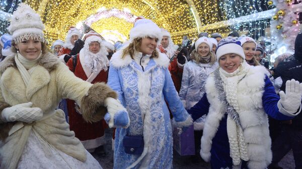 Участники торжественного шествия во время парада Снегурочек в Москве Участники торжественного шествия во время парада Снегурочек в Москве