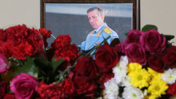 Цветы в память о погибших в крушении самолета Ту-154 Минобороны РФ Цветы в память о погибших в крушении самолета Ту-154 Минобороны РФ