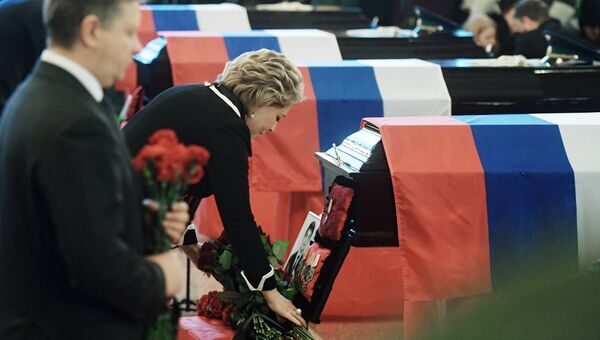 Председатель Совета Федерации РФ Валентина Матвиенко на церемонии прощания с погибшими при крушении самолета Ту-154 Председатель Совета Федерации РФ Валентина Матвиенко на церемонии прощания с погибшими при крушении самолета Ту-154