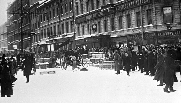 Баррикады на Литейном проспекте в Петрограде. Февраль 1917 года Баррикады на Литейном проспекте в Петрограде. Февраль 1917 года
