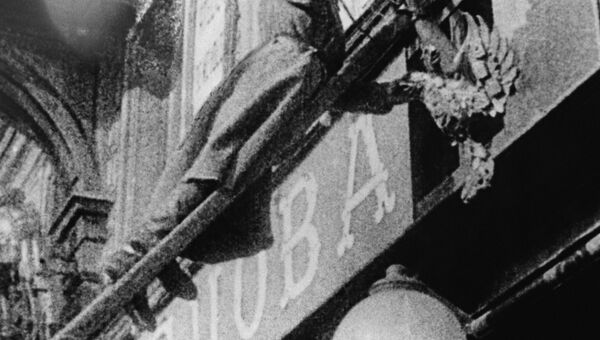 Солдат срывает эмблему царизма. Петроград, февраль 1917 год Солдат срывает эмблему царизма. Петроград, февраль 1917 год