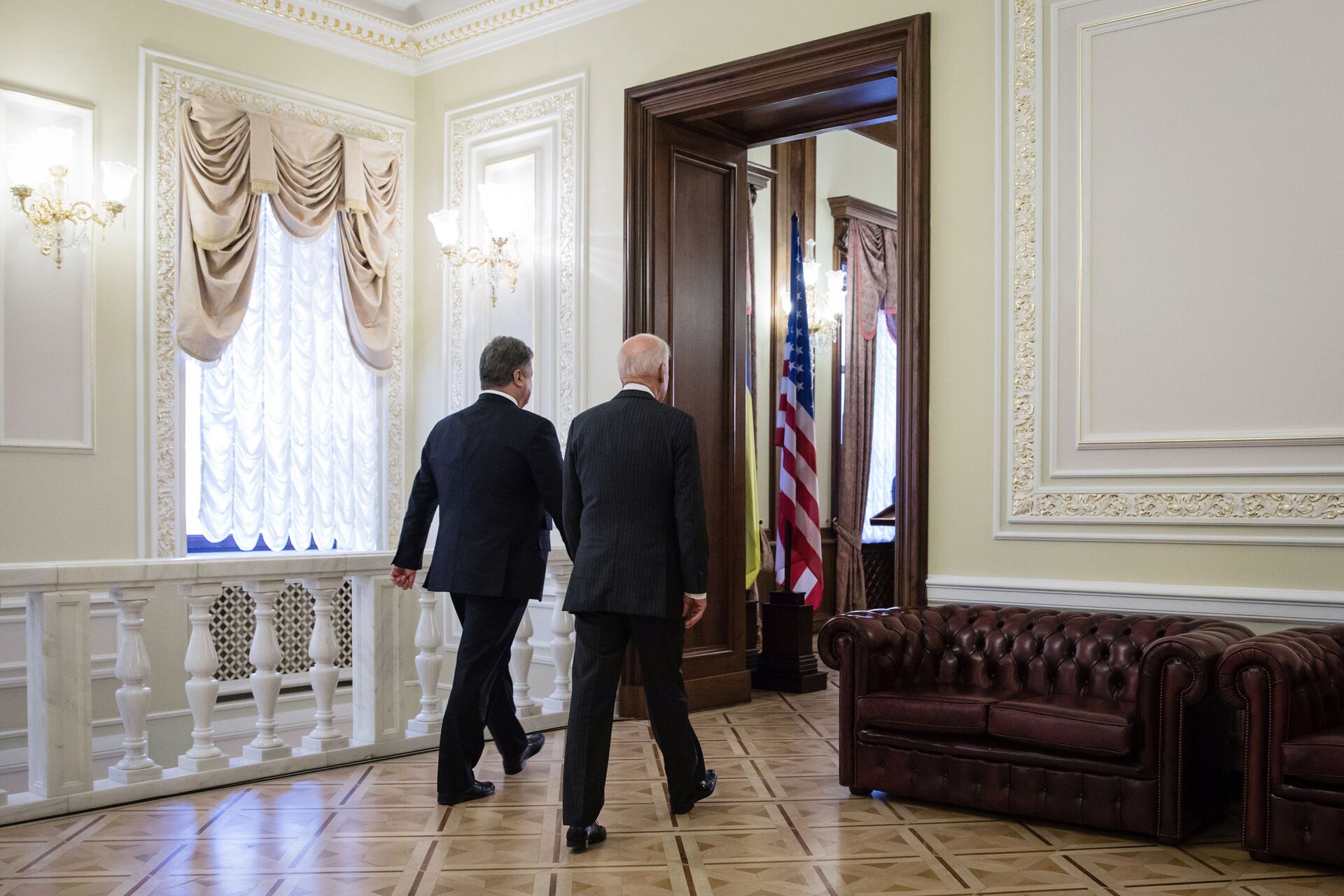 Президент Украины Петр Порошенко и вице-президент США Джо Байден перед началом пресс-конференции в Киеве. 16 января 2017 года Президент Украины Петр Порошенко и вице-президент США Джо Байден перед началом пресс-конференции в Киеве. 16 января 2017 года - РИА Новости, 1920, 16.09.2020