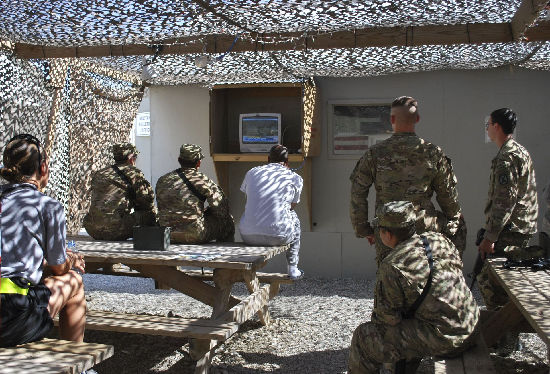 Американские солдаты слушают известие о смерти Усама бен Ладена в Афганистане  - РИА Новости, 1920, 29.04.2021