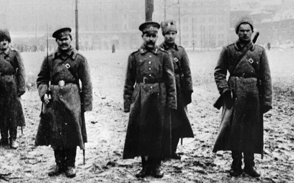 Солдаты сопровождают арестованного унтер-офицера во время Февральской революции. 1917 год Солдаты сопровождают арестованного унтер-офицера во время Февральской революции. 1917 год