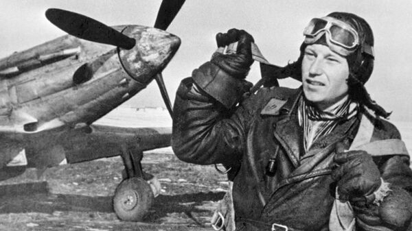 Трижды Герой Советского Союза Александр Иванович Покрышкин стоит у боевого самолета Трижды Герой Советского Союза Александр Иванович Покрышкин стоит у боевого самолета