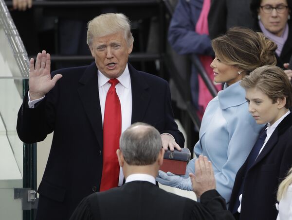 Избранный президент США Дональд Трамп во время принятия присяги. 20 января 2017 Избранный президент США Дональд Трамп во время принятия присяги. 20 января 2017