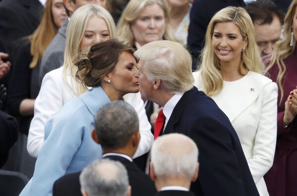 Президент США Дональд Трамп целует супругу Меланью после принятия присяги в Капитолии в Вашингтоне, США. 20 января 2017 Президент США Дональд Трамп целует супругу Меланью после принятия присяги в Капитолии в Вашингтоне, США. 20 января 2017