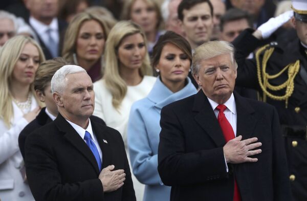 Президент США Дональд Трамп и вице-президент Майк Пенс слушают национальный гимн США во время церемонии инаугурации в Капитолии США в Вашингтоне. 20 января 2017 Президент США Дональд Трамп и вице-президент Майк Пенс слушают национальный гимн США во время церемонии инаугурации в Капитолии США в Вашингтоне. 20 января 2017
