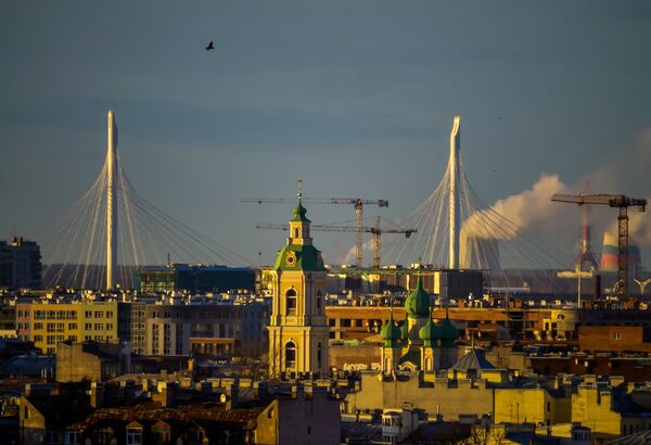 Вид на Яхтенный вантовый мост с колоннады Исаакиевского собора в Санкт-Петербурге Вид на Яхтенный вантовый мост с колоннады Исаакиевского собора в Санкт-Петербурге